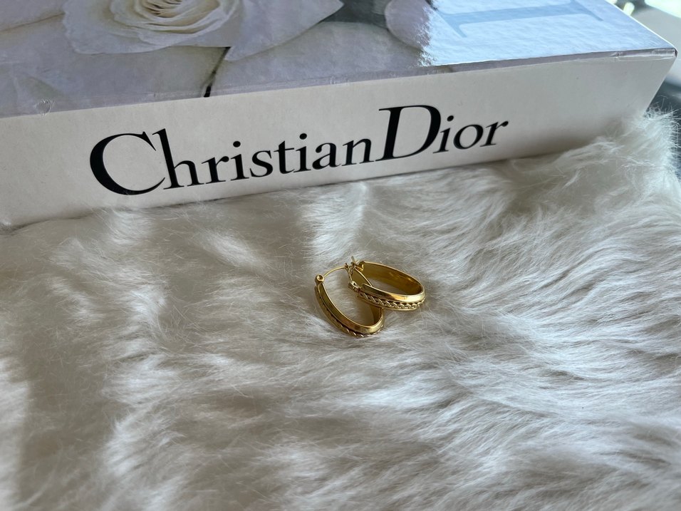 Zincir Detaylı Altın Renk Mini Küpe - Görsel 4