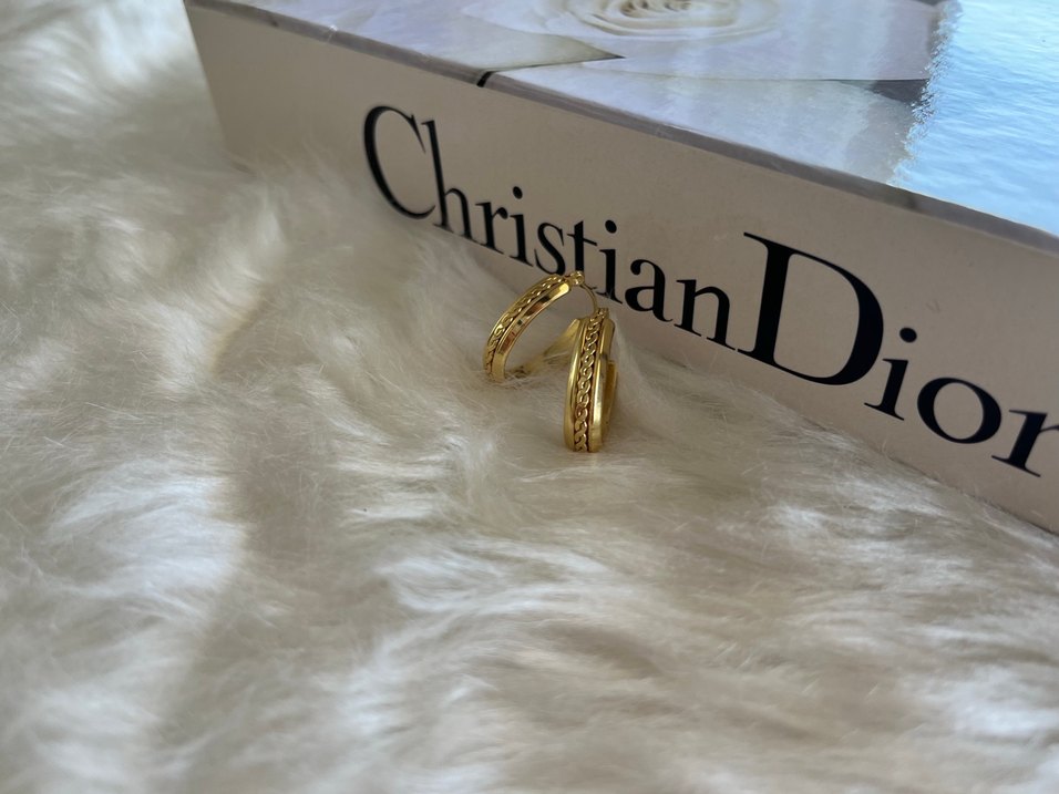 Zincir Detaylı Altın Renk Mini Küpe - Görsel 2