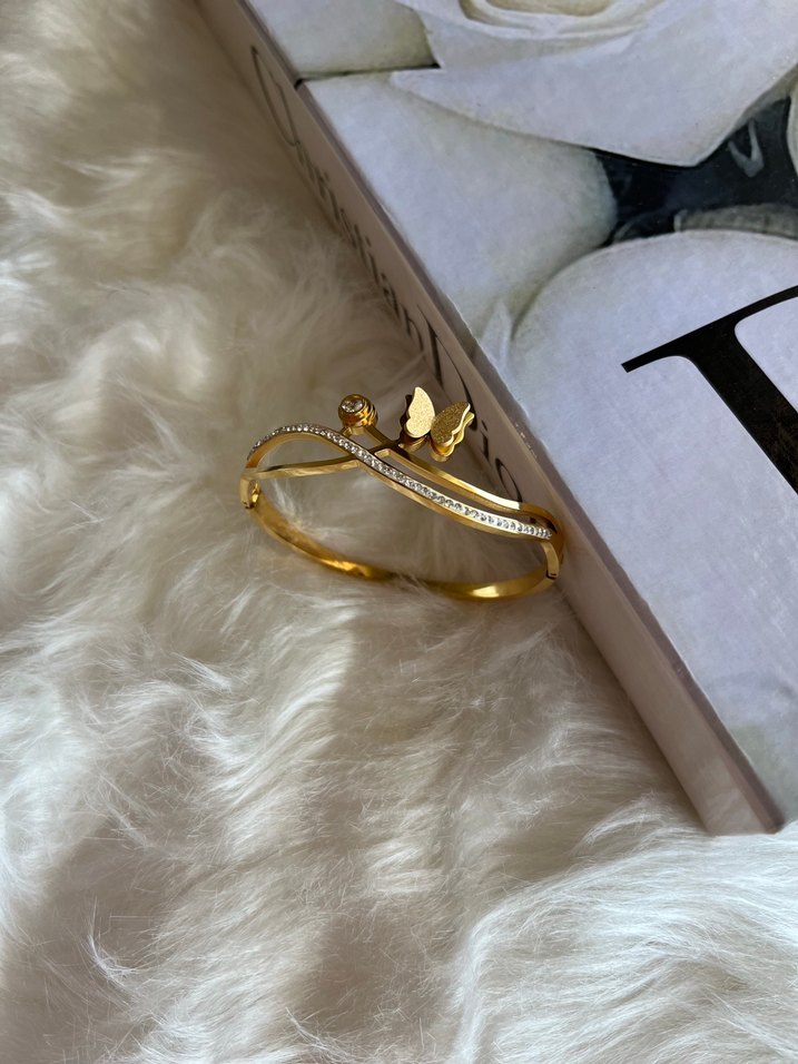 Parıltılı Kelebek Detaylı Altın Bileklik Kelepçe - Görsel 3