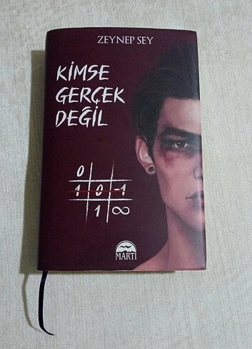 Kimse Gerçek Değil Zeynep Şey Ciltli ve Posterli 