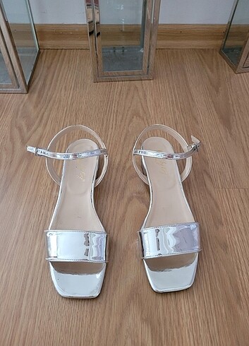 Gümüş rengi sandalet