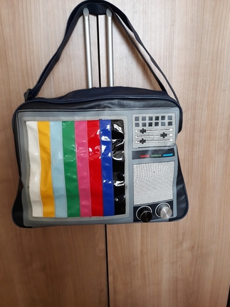 Radyo görünümlü retro çanta