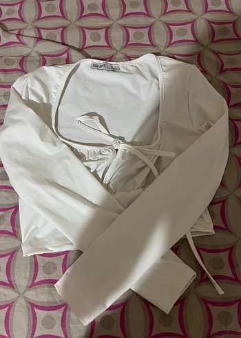 Trendyol & Milla Beyaz V Yakalı Kadın crop