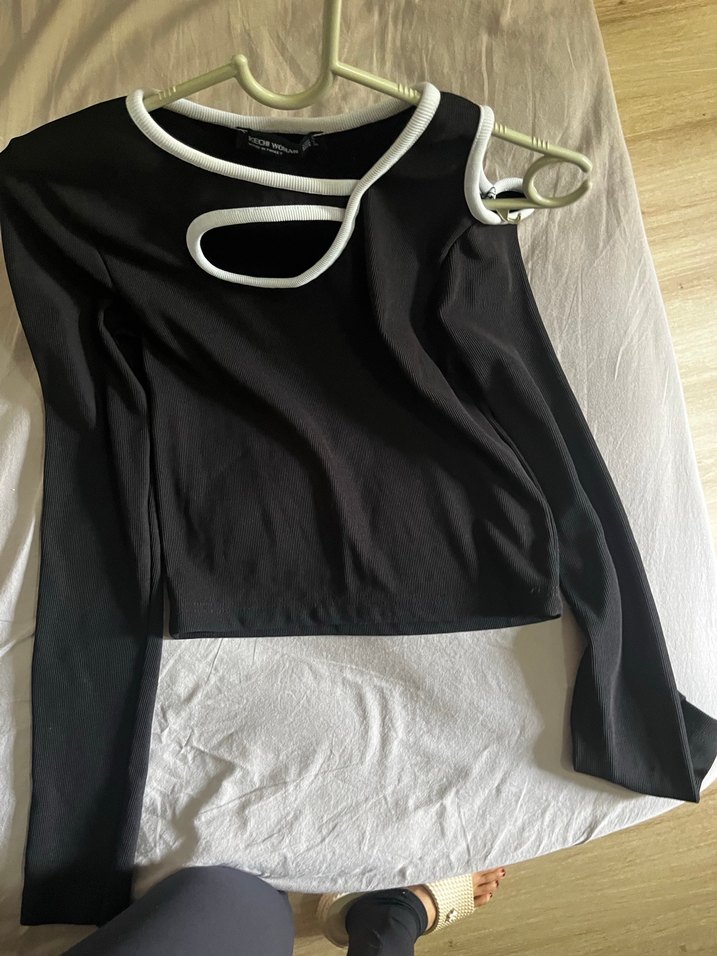 Uzun Kollu Siyah Minimalist Bluz - Görsel 2