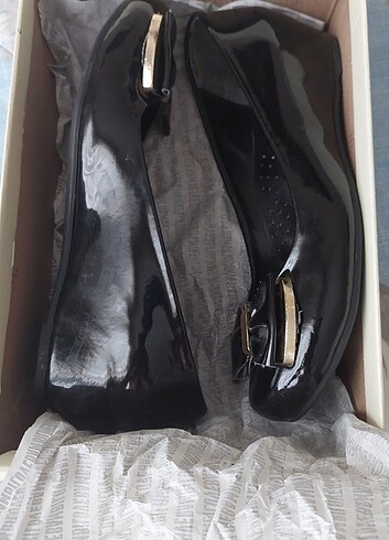 Bambi Fiyonklu Dolgu Topuklu Rugan Ayakkabı  - Görsel 4