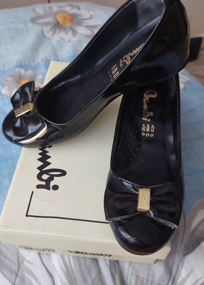 Bambi Fiyonklu Dolgu Topuklu Rugan Ayakkabı  - Görsel 2