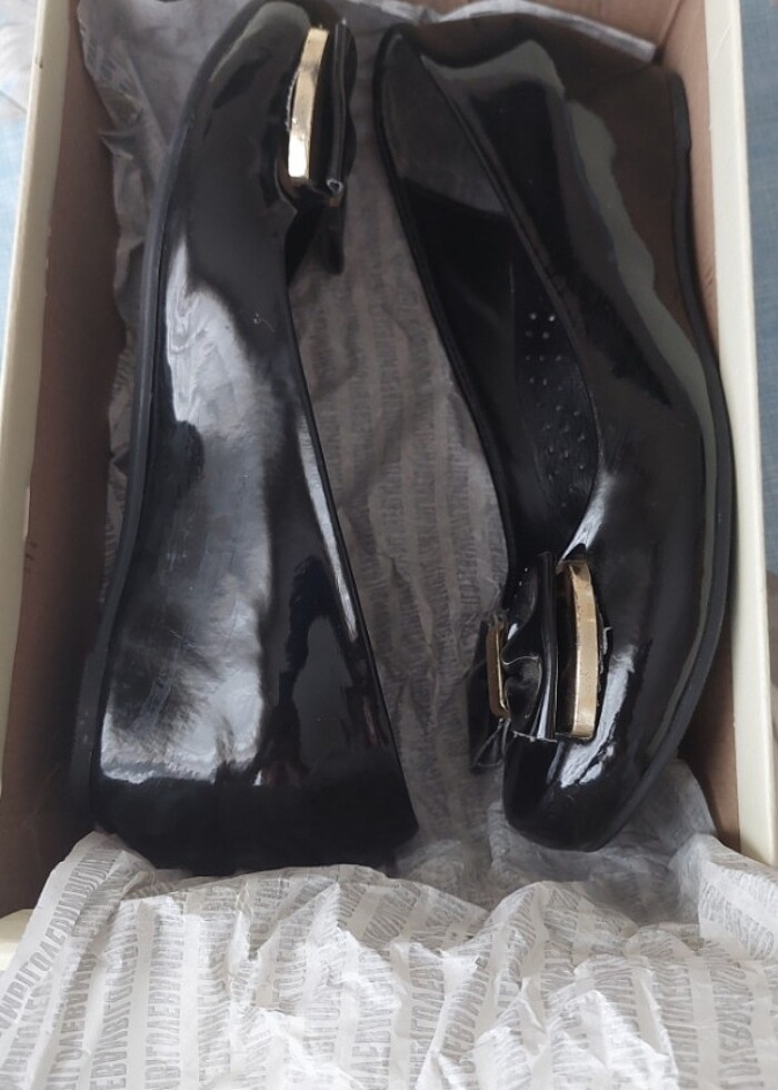 Bambi Fiyonklu Dolgu Topuklu Rugan Ayakkabı  - Görsel 4