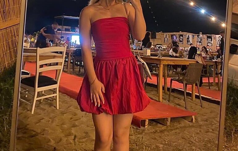 Kırmızı kısa elbise