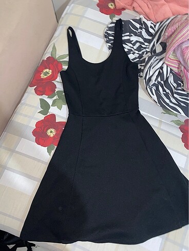 Siyah mini askılı elbise