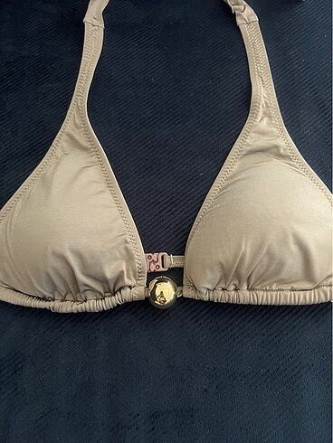 Ten bikini üstü