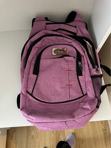 Pembe okul çantası