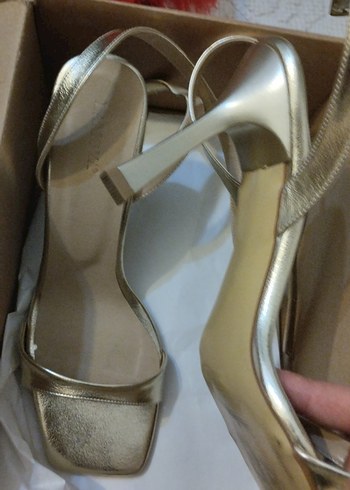Diğer Altın Renk Parlak Deri Stiletto Kadın Topuklu