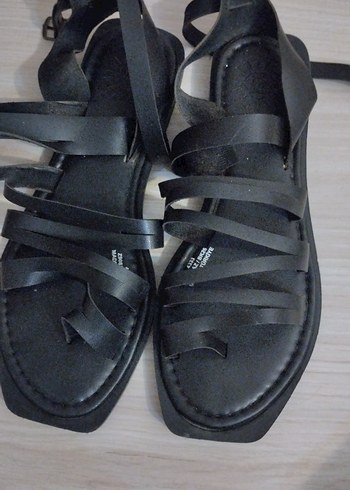 Siyah Gotik Dolgu Topuklu Kadın Sandalet