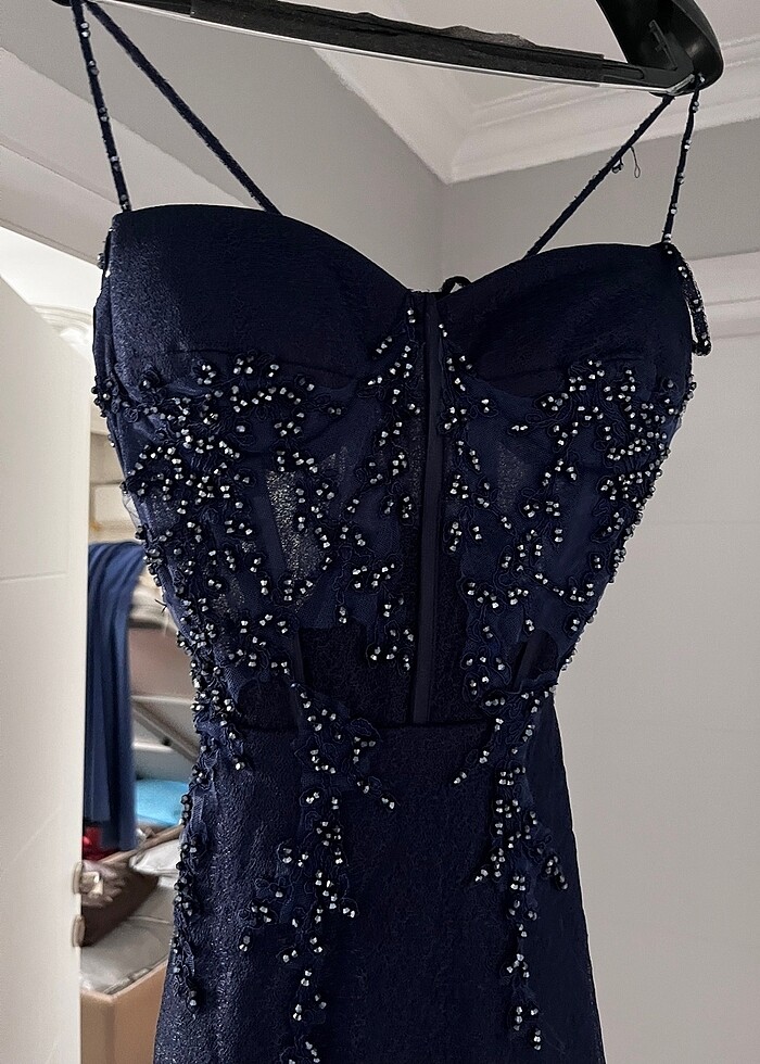 Lacivert işlemeli uzun abiye elbise - Görsel 2