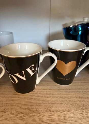 Siyah Kalp ve LOVE Desenli Porselen Kupa