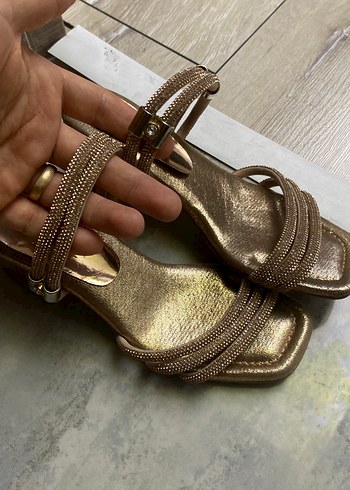 32 Beden Altın Renkli Tokalı Dolgu Topuklu Kadın Ayakkabı