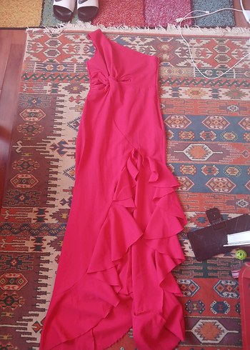 Zara yırtmaçlı kırmızı abiye