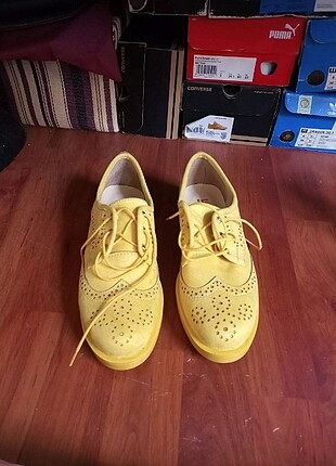 Sarı süet ayakkabı