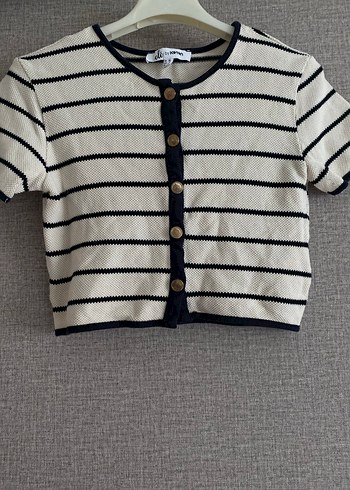 Düğmeli Çizgili Kısa Kollu Crop Top - Görsel 3