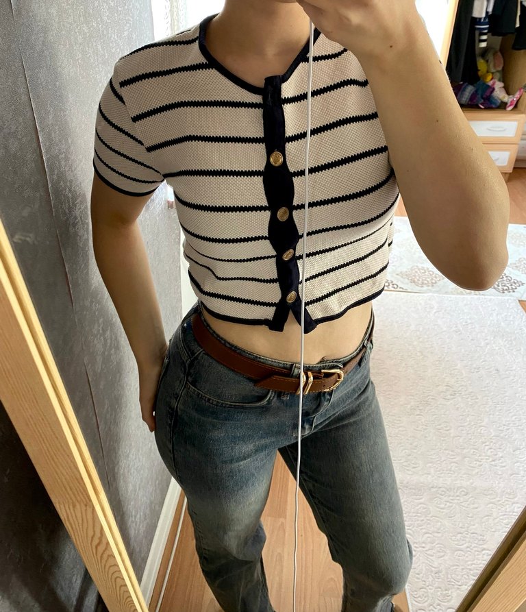 Düğmeli Çizgili Kısa Kollu Crop Top - Görsel 2