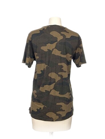m Beden Diğer T-shirt %70 İndirimli.