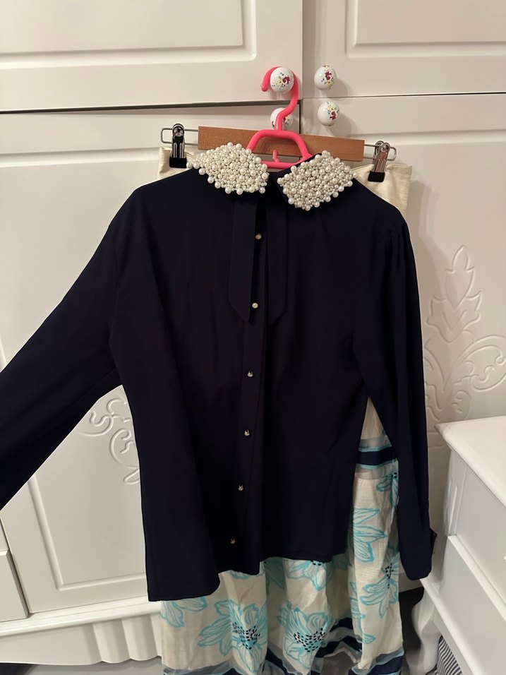 Mavi Nakışlı Uzun Piliseli Etek ve Lacivert Gömlek - Görsel 3