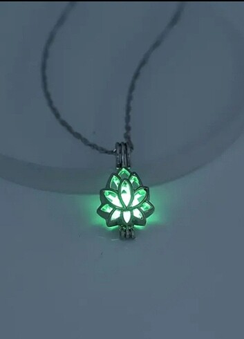 Beden Karanlıkta parlayan boş Lotus Çiçeği Kolye
