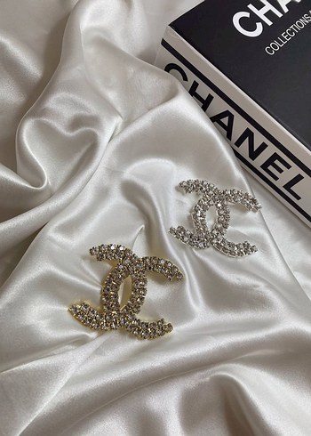 Mini Beyaz Payetli Chanel broş