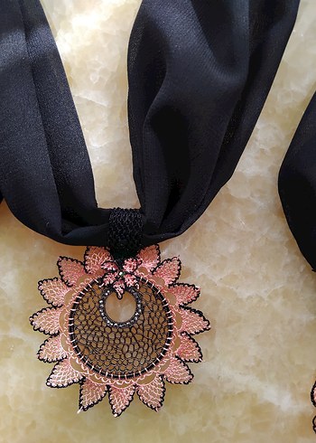 iğne oyası yapılmış fular kolye - Görsel 2