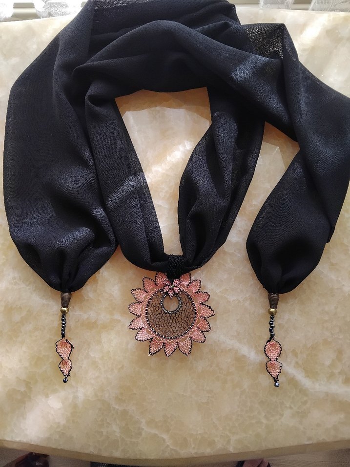 iğne oyası yapılmış fular kolye - Görsel 3