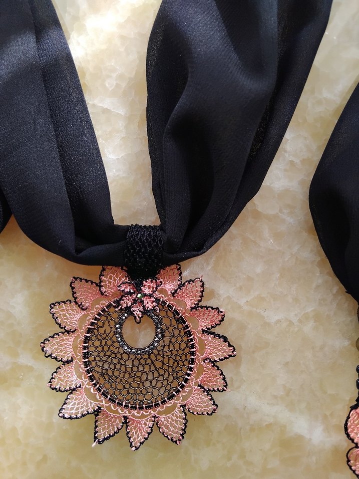 iğne oyası yapılmış fular kolye - Görsel 2