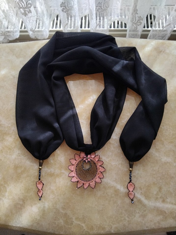 iğne oyası yapılmış fular kolye - Görsel 4