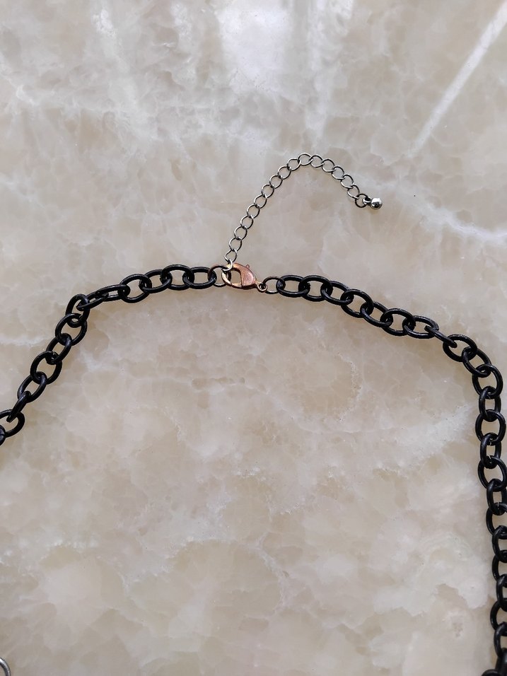 Gri Zincir Detaylı Gotik Midi Kolye - Görsel 4