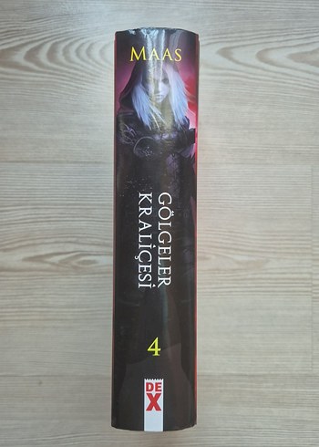 Gölgeler Kraliçesi - Sara J. Maas