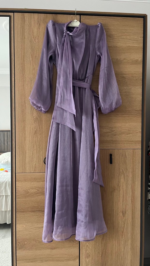 Birgül Bektaş mor uzun tesettür abiye elbise - Görsel 3