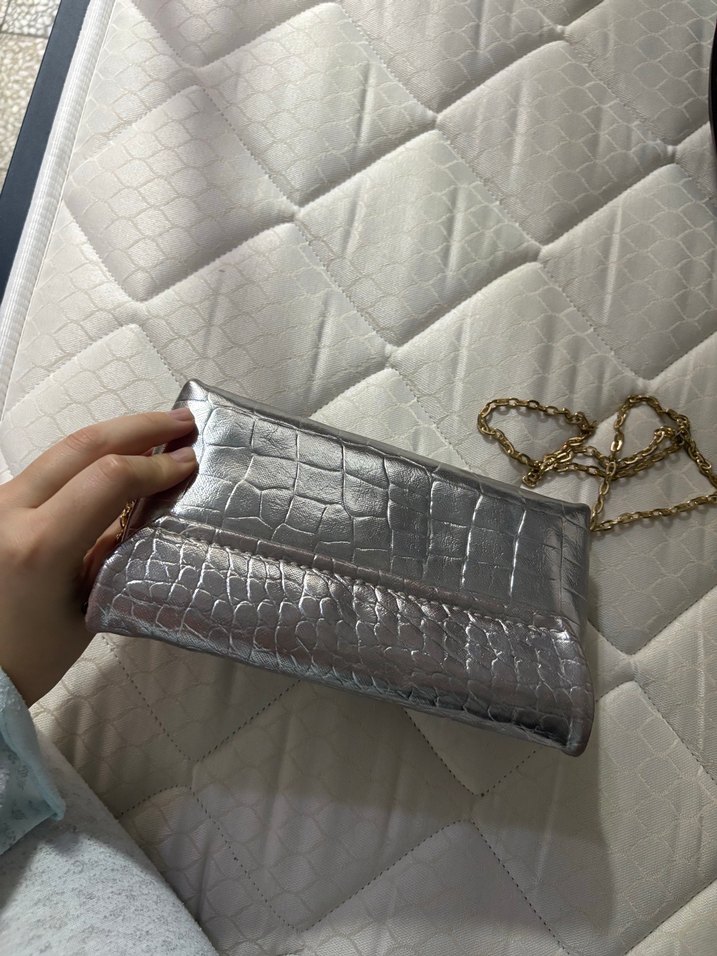 Gri Yılan Desenli Zincir Detaylı Deri Çanta - Görsel 2