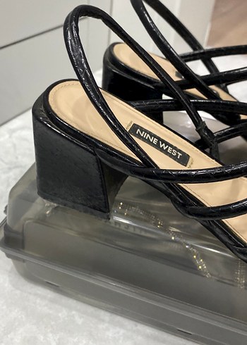 Nine West Kadın Siyah Yılan Derisi Desenli Topuklu Sandalet