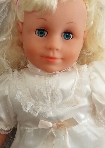 Beyaz dantelli elbiseli pastel renkli oyuncak bebek