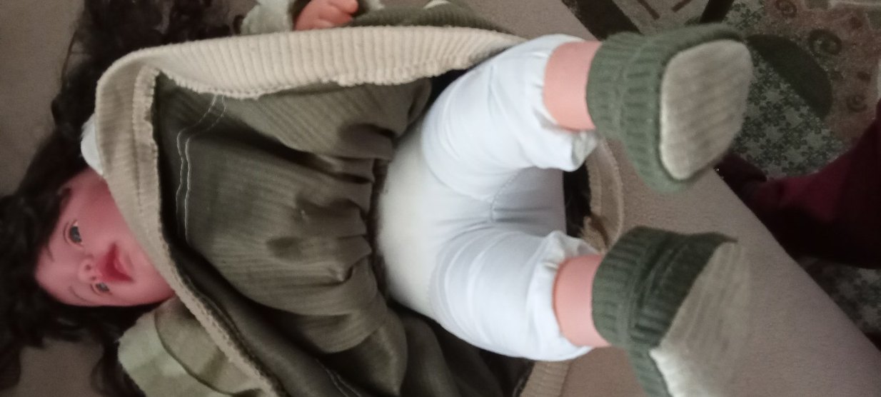 Kahverengi saçlı gri kıyafetli oyuncak bebek - Görsel 3