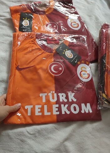 m Beden kırmızı Renk Galatasaray forma 