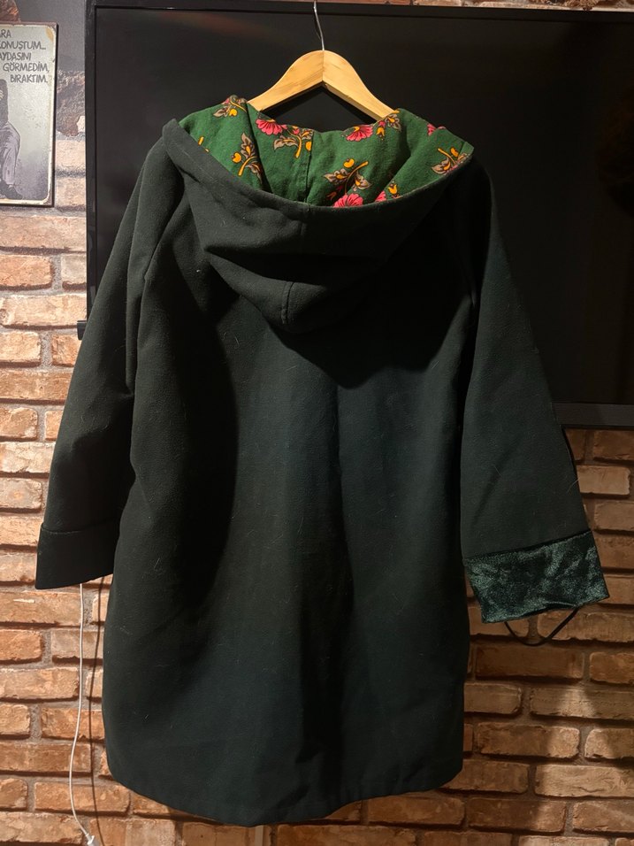 Düğmeli Nakışlı Yeşil Uzun Tasarım Kaban - Görsel 3