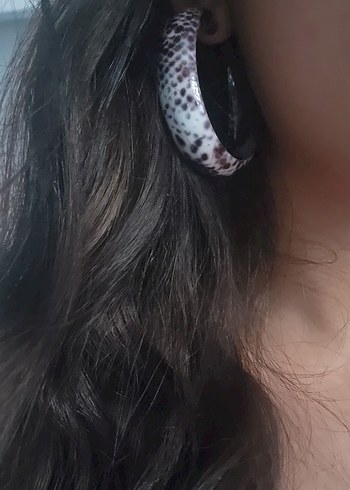 Yılan Desenli Boncuklu Bej Küpe - Görsel 3