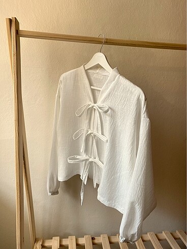 Beyaz fiyonk kimono