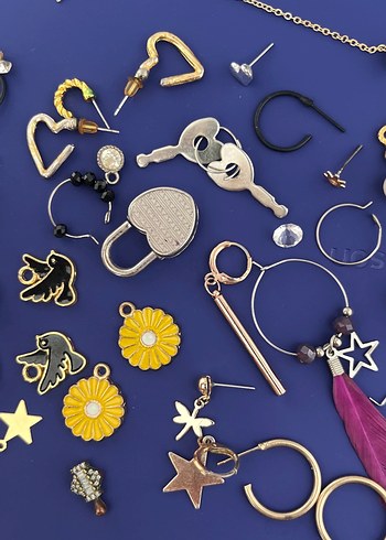 Altın Renkli Zincir Detaylı Moda Küpeler - Görsel 3