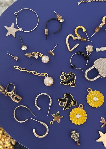 Altın Renkli Zincir Detaylı Moda Küpeler - Görsel 2