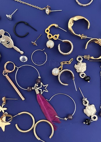 Altın Renkli Zincir Detaylı Moda Küpeler - Görsel 4