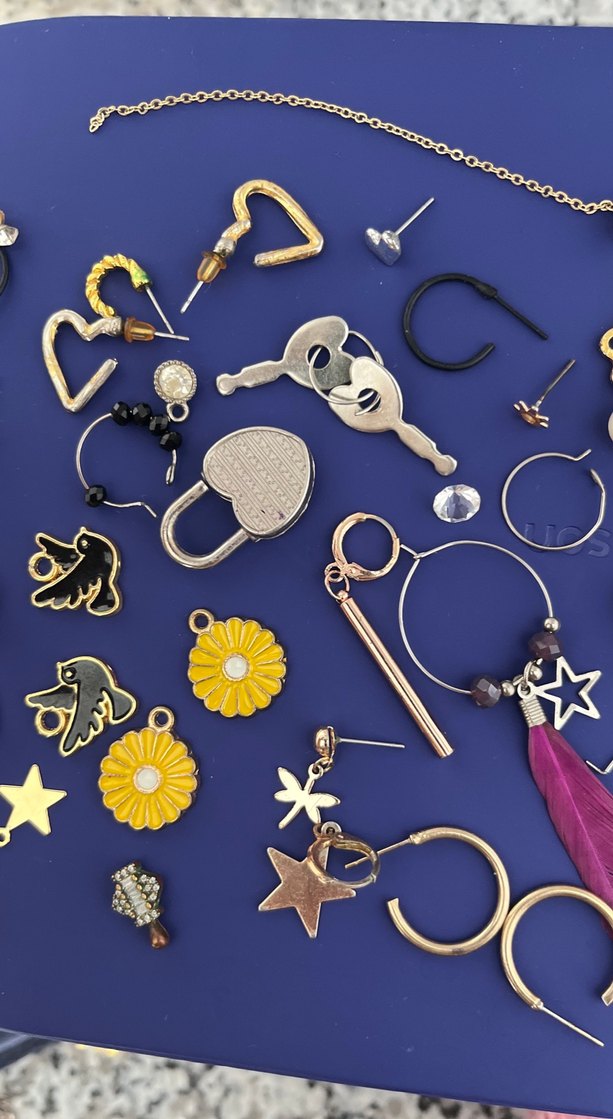 Altın Renkli Zincir Detaylı Moda Küpeler - Görsel 3