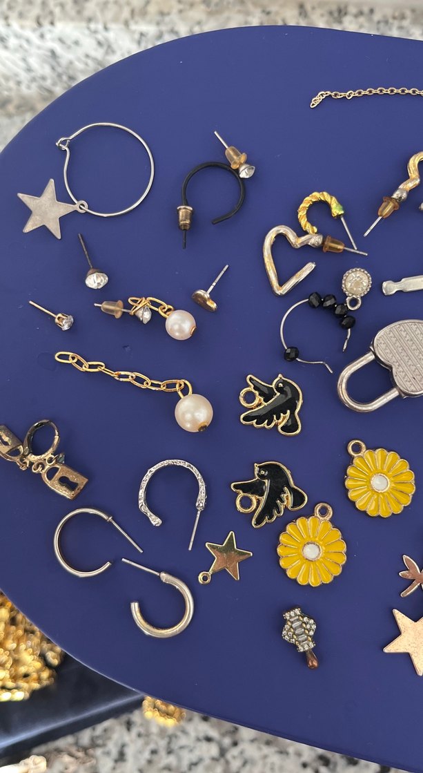 Altın Renkli Zincir Detaylı Moda Küpeler - Görsel 2