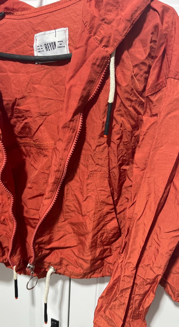 Kırmızı Kapüşonlu Spor Kadın Ceket yağmurluk - Görsel 3