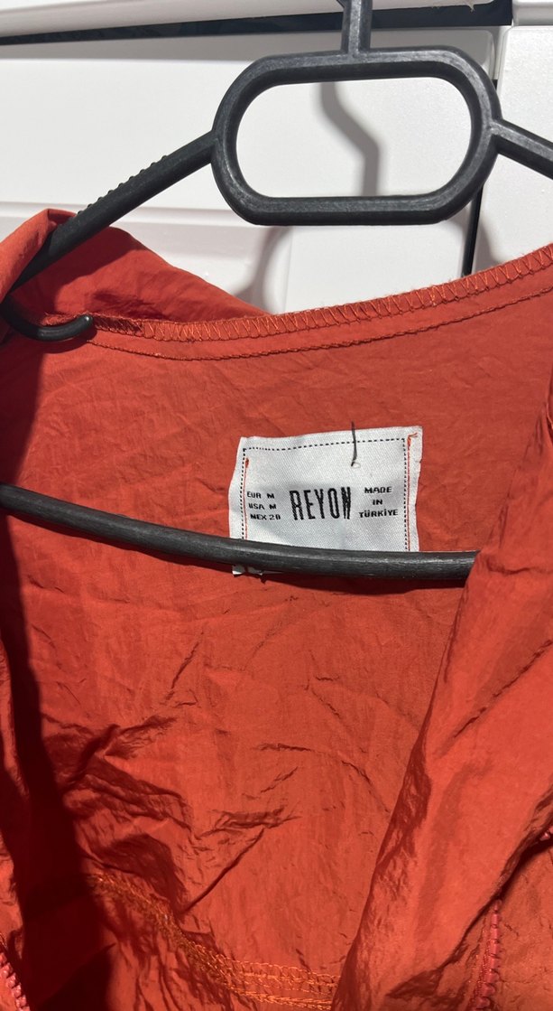 Kırmızı Kapüşonlu Spor Kadın Ceket yağmurluk - Görsel 2